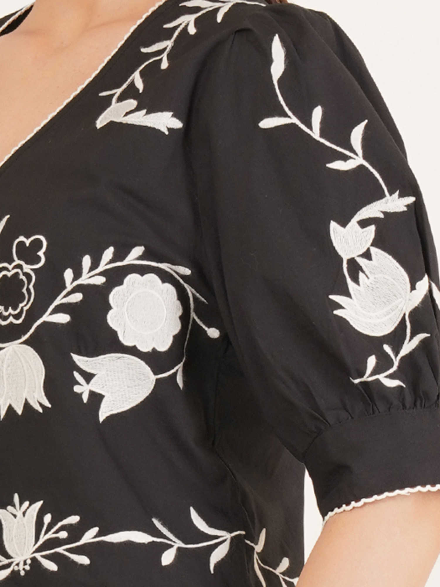 Women Embroidered Tie Front Crop Top 3